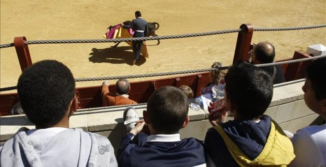 Una empresa taurina regala a 1.200 niños entradas para los toros a la salida del colegio