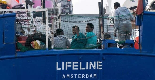 El barco rechazado por Salvini, con 224 migrantes a bordo, alerta de que este sábado se queda sin suministros