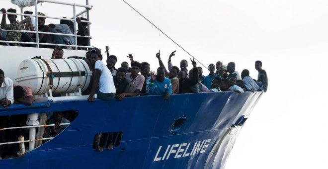 Un barco con 230 inmigrantes, rechazado por Malta e Italia, pide ayuda a España