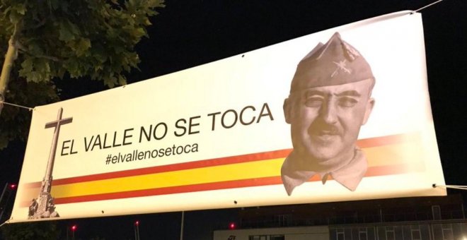 Madrid amanece empapelado con carteles contra la exhumación de Franco: "El Valle no se toca"