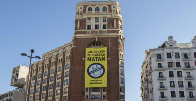 Greenpeace despliega una pancarta contra el uso insostenible de las bolsas de plástico