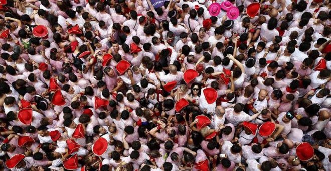 Txupinazo de Sanfermines: camisetas blancas en la plaza y negras en las redes