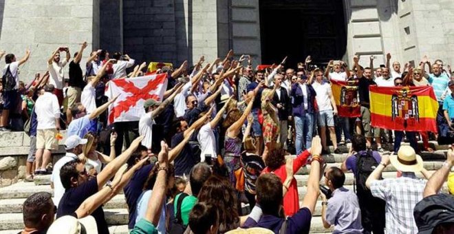 Cientos de fascistas protestan en el Valle de los Caídos contra la exhumación de Franco