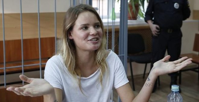 Condenan a 15 días de arresto a una miembro de Pussy Riot que saltó al césped durante la final del Mundial