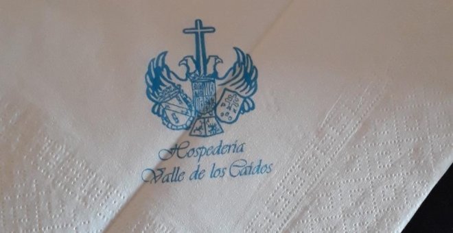 Denuncian a Patrimonio Nacional y a los benedictinos por usar el escudo de Franco en la hospedería del Valle de los Caídos