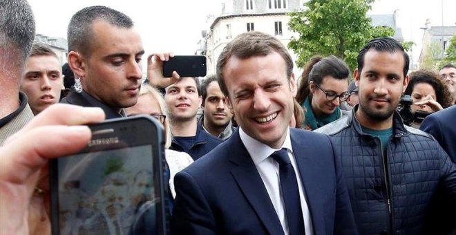 El Gobierno francés trata de frenar la polémica con un jefe de seguridad de Macron