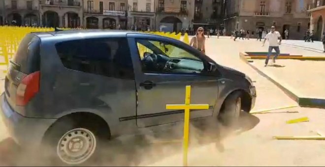 Vic denunciará por delito de odio al conductor que embistió las cruces amarillas
