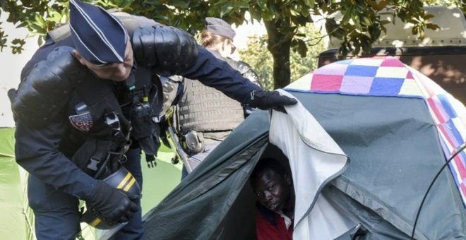 La Policía francesa desaloja un campamento de cientos de migrantes en Nantes