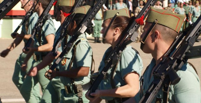 El interminable periplo de una madre legionaria que no se pliega ante el acoso