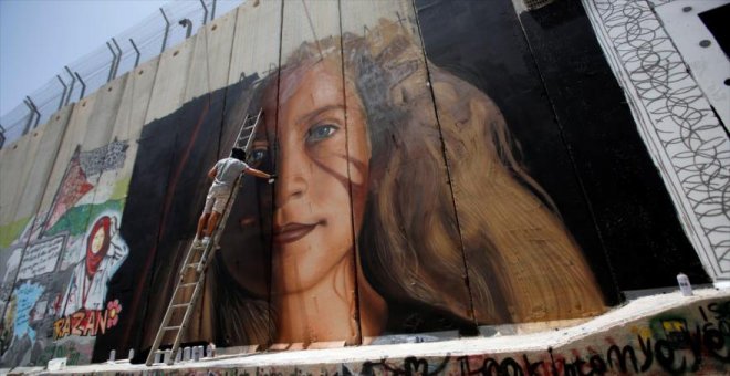 Ahed Tamimi, joven símbolo de la resistencia palestina, representada en el muro del apartheid israelí