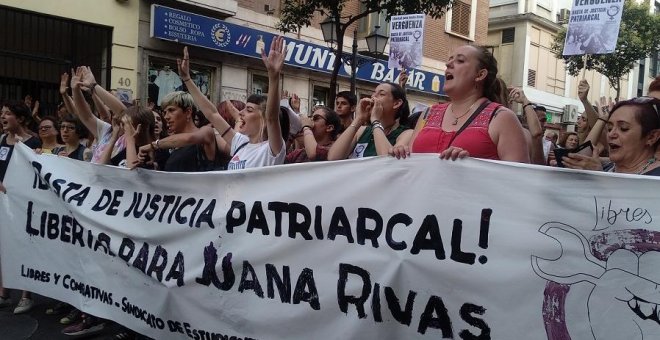 El movimiento feminista pide el indulto de Juana Rivas en una concentración en Madrid: "Es una auténtica vergüenza"