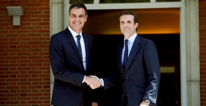 Cerca de tres horas de reunión entre Sánchez y Casado en La Moncloa