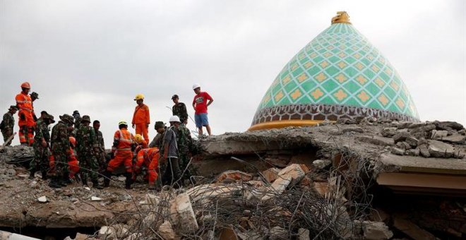 Aumentan a 131 las víctimas mortales por el terremoto en la isla indonesia de Lombok