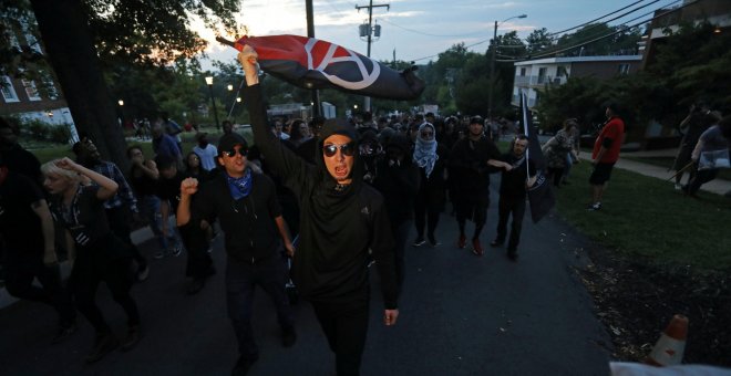 Cientos de antifascistas llenan las calles de Charlottesville para protestar contra el supremacismo