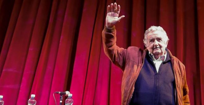 Mujica deja su cargo de senador por motivos personales y por "cansancio"