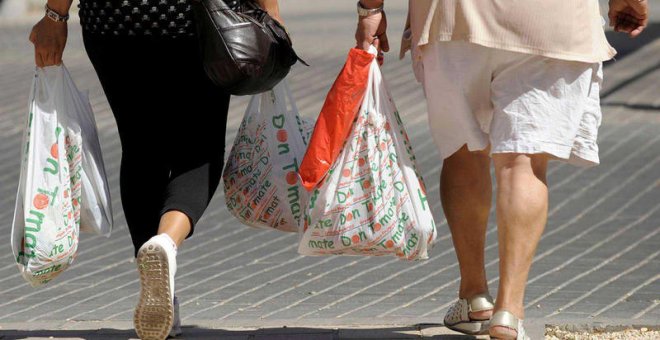 Los españoles ya usan la mitad de bolsas de plástico que hace una década