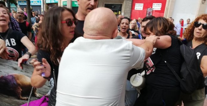 Aficionados taurinos insultan e intentan agredir a manifestantes en Bilbao