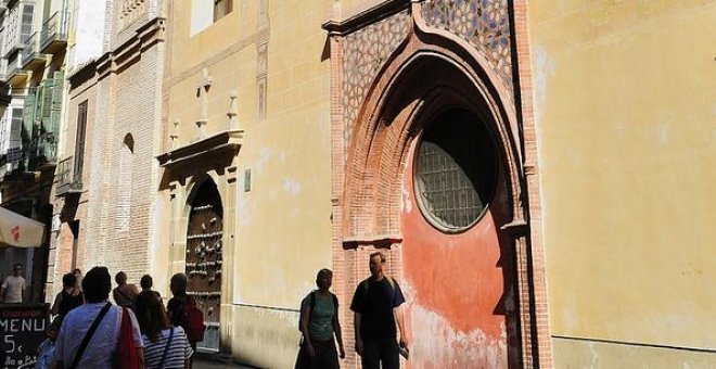 Unas obras dañan la fachada de la iglesia de Santiago Apóstol en Málaga, que data del siglo XV