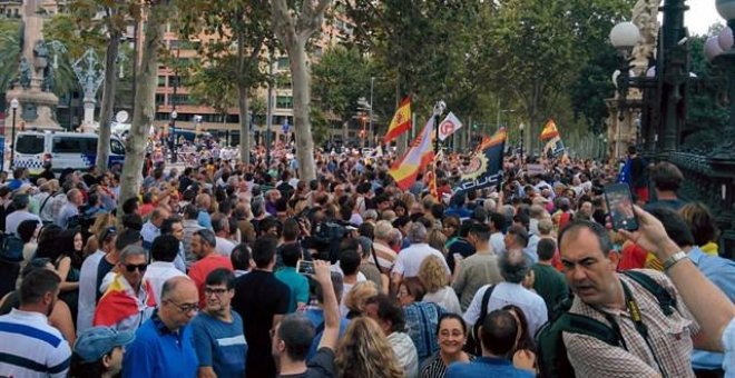 Ultras provocan incidentes en una concentración convocada por Cs y PP en apoyo a la mujer agredida en Barcelona