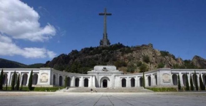 Pedro Sánchez niega que se vaya a demoler la cruz del Valle de los Caídos