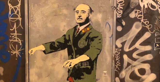 Aparece un grafiti de un Franco Frankestein en Barcelona bajo el lema 'El despertar del pasado'