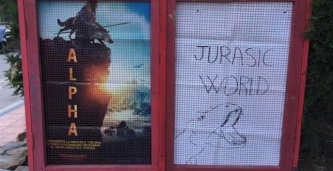J.A.Bayona regala un póster de 'Jurassic World' a un cine de Murcia que tuvo que dibujarlo porque no lo tenía