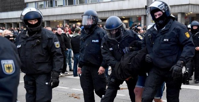 Cinco meses de cárcel a un neonazi por hacer el saludo hitleriano en Alemania