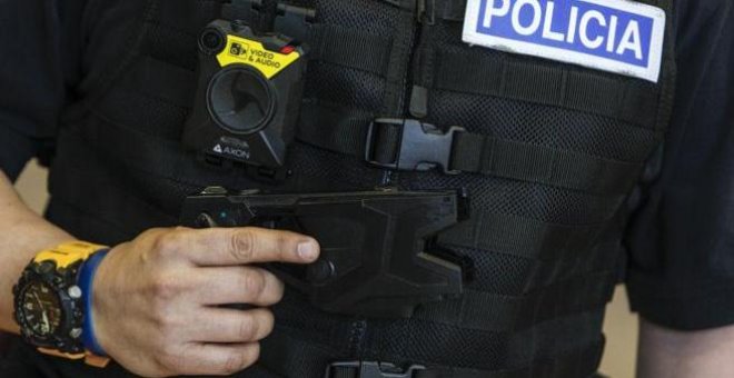 Los Mossos utilizan la pistola eléctrica por primera vez contra un hombre que intentaba agredir a su familia