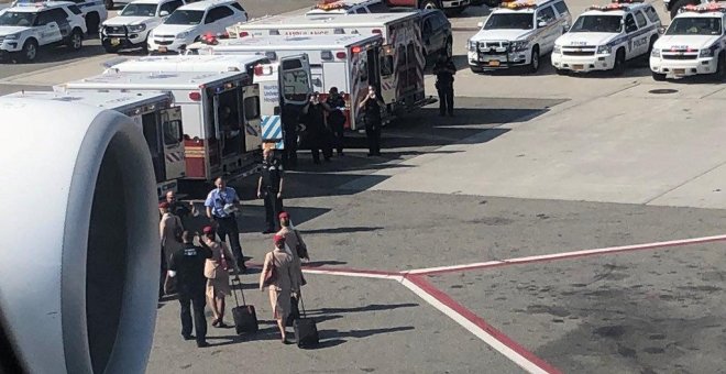 Un avión de Emirates, en cuarentena en Nueva York tras enfermar diez pasajeros