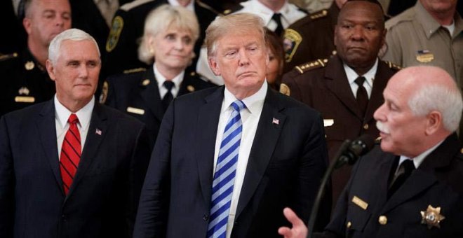 Trump emprende una febril búsqueda del 'topo' de la Casa Blanca