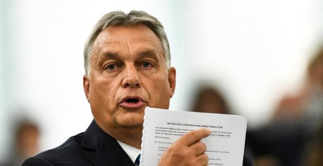 El PP se abstiene en la votación del Parlamento Europeo que pide sancionar a la Hungría del xenófobo Orbán