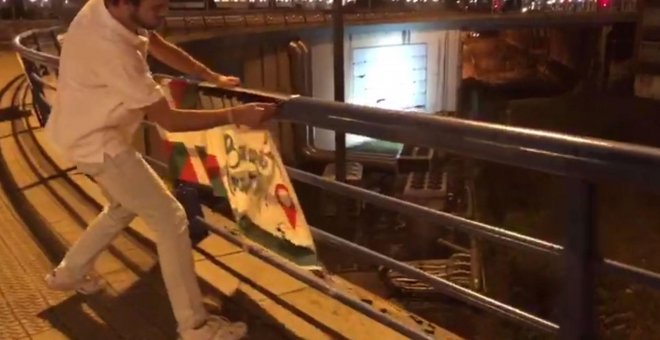 El administrador de un colegio del Opus quita carteles abertzales al paso de La Vuelta