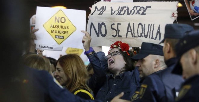 Periodistas, activistas y políticos participan en un acto contra los vientres de alquiler bajo el lema "No somos hornos"