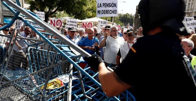 La Policía impide llegar a una manifestación de pensionistas a las puertas del Congreso