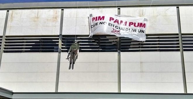 Aparece un muñeco de la guardia civil ahorcado en la Universidad Autónoma de Barcelona