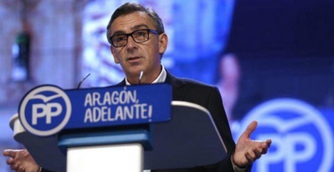 El presidente del PP aragonés corrige su currículum: de "licenciado" a "estudios en Derecho"