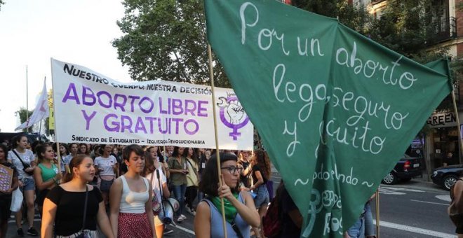 Centenares de feministas reclaman en Madrid el aborto libre: "Queremos abortar sin permiso del Papa"