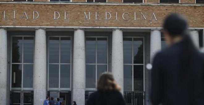 "Esquizofrenia u homosexualidad afeminada": los apuntes tránsfobos de Medicina en la Universidad Complutense