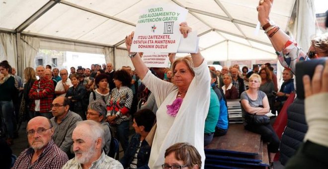 Consuelo Ordóñez irrumpe en el acto en favor de huidos de ETA celebrado en Tolosa para reclamar "justicia"