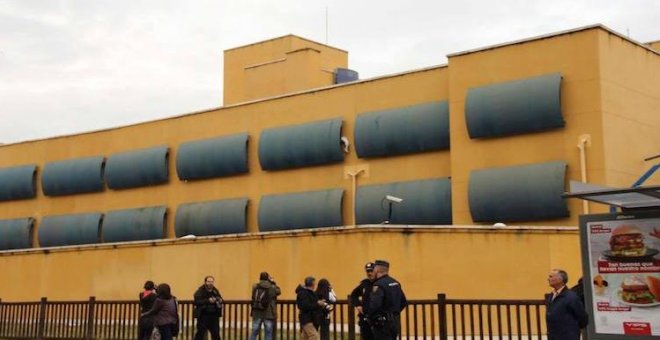 Más de 150 asociaciones exigen el cese del director del CIE de Aluche por las reiteradas violaciones de derechos a los internos