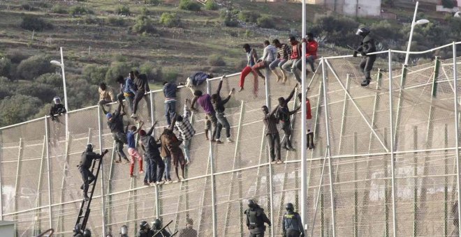 Un inmigrante muerto y otros tres heridos al intentar saltar la valla de Melilla