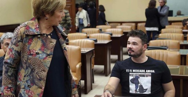 Rufián acude a la comisión de la caja B del PP con una camiseta de Rato y Villalobos le increpa