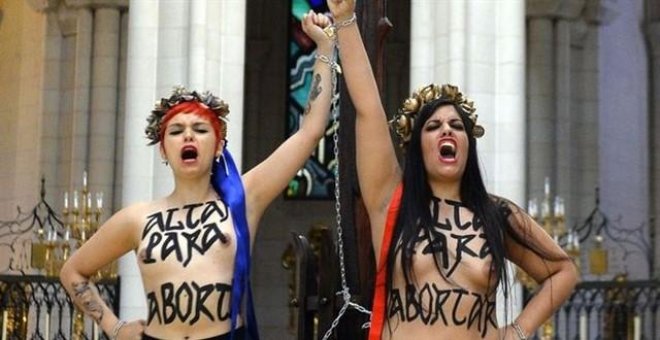 Piden nueve meses de prisión para las dos activistas de Femen que se encadenaron en La Almudena