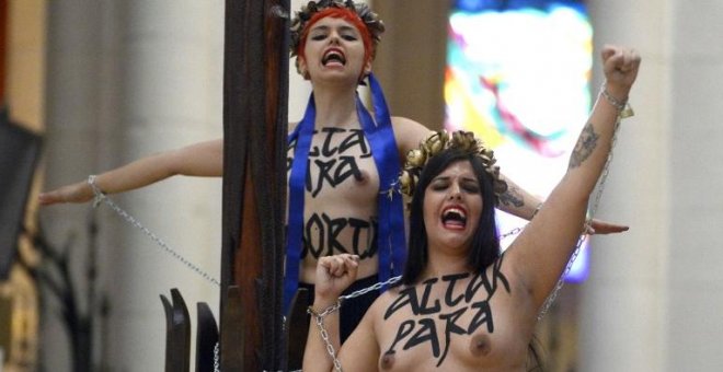 Un juez revoca la absolución de dos activistas de Femen que se encadenaron al altar de la catedral de la Almudena