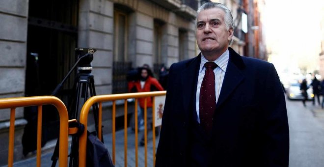 El juez del caso Villarejo cita a Bárcenas y a su mujer por la 'Operación Kitchen'