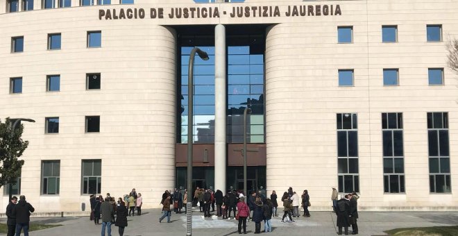 Los jueces de 'La Manada' condenan sólo por "maltrato ocasional" a un hombre que acuchilló y trató de asfixiar a su mujer