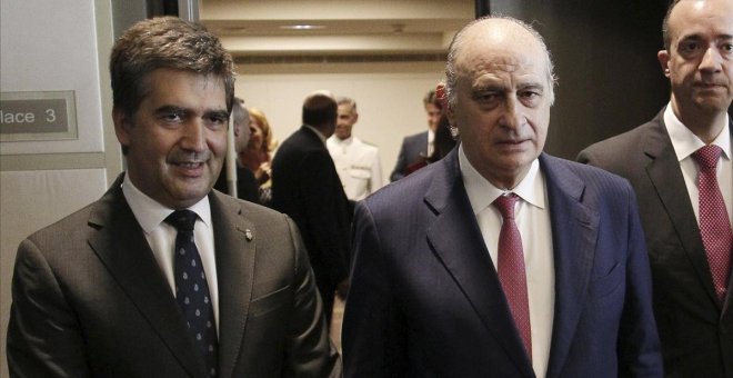 Fernández Díaz, Cosidó y el chófer de Bárcenas, citados por la comisión que investiga la 'caja b' del PP