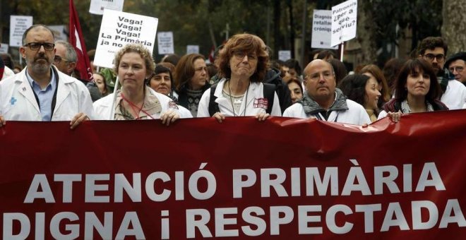 Cientos de médicos de Catalunya se manifiestan frente a Salut en su segundo día de huelga