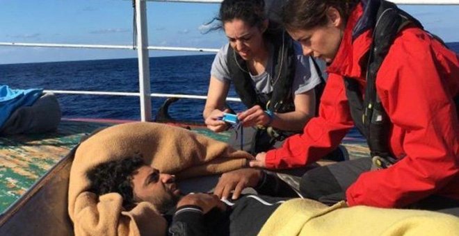 El pesquero que rescató a 12 migrantes recibe la ayuda del Open Arms pero no pueden desembarcar en un puerto
