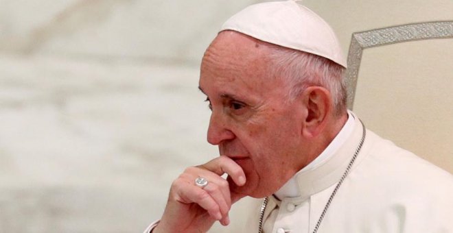 El Papa, "preocupado" por que haya gais en la Iglesia, critica que "la homosexualidad está de moda"